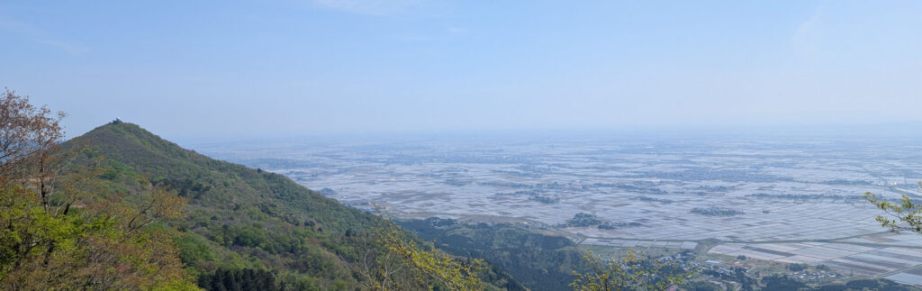 弥彦山が見える広い農地
